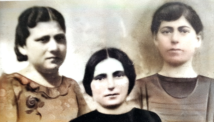 Από αριστερά οι αδελφές Ιωάννα, Ελευθερία και Ελένη Λουφαρδάκη