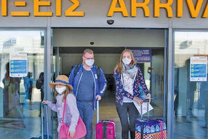 ήρθαν για διακοπές στην Κρήτη - τουρίστες αεροδρόμιο