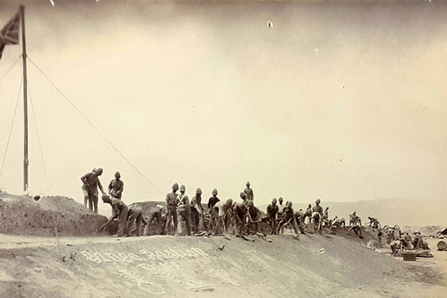H φωτογραφία της ημέρας: Απρίλης 1897. Άγγλοι στρατιώτες στα τείχη του Ηρακλείου