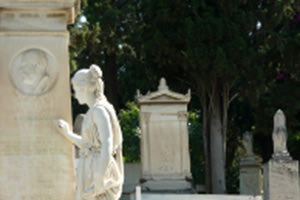 ιστορικό διατηρητέο μνημείο και έργο τέχνης ένα ταφικό μνημείο, του Κρητικού Α.Φ. Παπαδάκη, στο Α’ Νεκροταφείο Αθηνών..