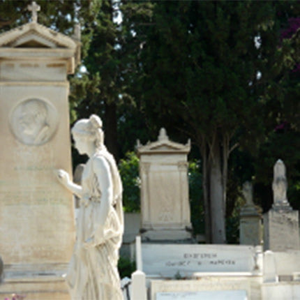 ιστορικό διατηρητέο μνημείο και έργο τέχνης ένα ταφικό μνημείο, του Κρητικού Α.Φ. Παπαδάκη, στο Α’ Νεκροταφείο Αθηνών..