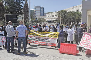 κινητοποίηση των εργαζομένων του ΠΑΓΝΗ στην πύλη του νοσοκομείου