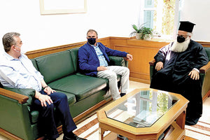 με τον περιφερειάρχη Κρήτης Σταύρο Αρναουτάκη ο μητροπολίτης Ιεραπύτνης και Σητείας Κύριλλος και ο δήμαρχος Ιεράπετρας Θεοδόσης Καλαντζάκης