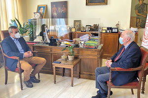 Ο Χάρης Μαμουλάκης με τον δήμαρχο Ηρακλείου Βασίλη Λαμπρινό