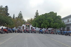 21 τρακτέρ από χωριά της Μεσσαράς, ήταν σταματημένα στην είσοδο του μοναστηριού για να βοηθήσουν να οργώσουν τα χωράφια της Μονής Παναγίας Καλυβιανής