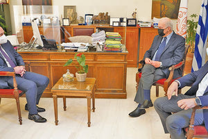 Από τη συνάντηση Πλακιωτάκη με το δήμαρχο Βασίλη Λαμπρινό