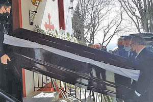 στην κηδεία του Γιώργου Καραϊβάζ