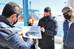 Ο κ. Αυγενάκης δείχνει στη φωτογραφία τι θα γίνει στο ΕΑΚΗ