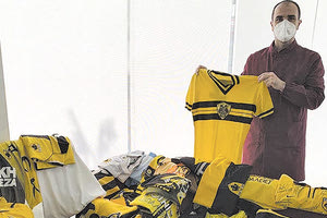 Δώρισε τη σπάνια συλλογή του στο μουσείο της ΑΕΚ ο Ηρακλειώτης φαρμακοποιός Βαγγέλης Καρουζάκης