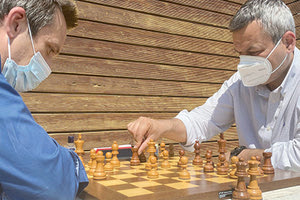 Ο κ. Μαμουλάκης προπονείται στο σκάκι με τον παλιό αθλητή κ. Κλώκα