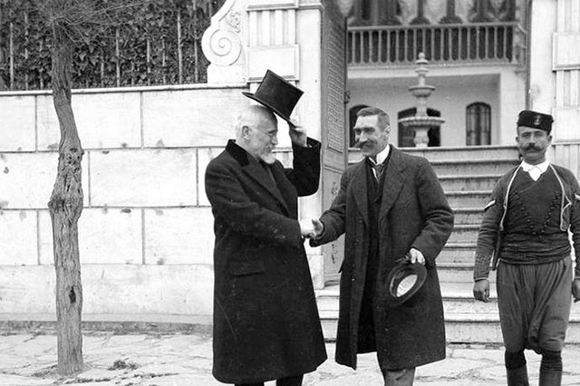 H φωτογραφία της ημέρας: 1917. Ο ΒΕΝΙΖΕΛΟΣ στη Θεσσαλονίκη με τον Γάλλο πρόξενο