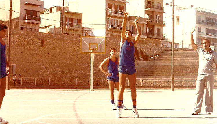 1981. Όταν υπήρχε γήπεδο μπάσκετ εσωτερικά στο στάδιο Ελευθερίας
