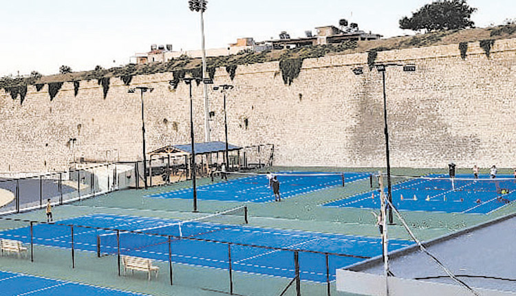 Τα γήπεδα μπάσκετ έχουν μετατραπεί σε γήπεδα τένις στο στάδιο Ελευθερίας