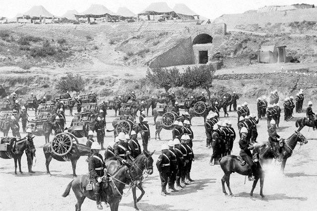 H φωτογραφία της ημέρας: Ηράκλειο τείχη 1897. Άγγλοι στρατιώτες