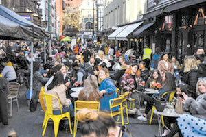 Το αδιαχώρητο στα εστιατόρια της Αγγλίας μετά τον εμβολιασμό