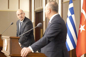 ο Νίκος Δένδιας στην διάρκεια των κοινών δηλώσεων με τον Μεβλούτ Τσαβούσογλου