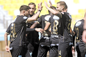 πανηγυρίζουν οι παίκτες του Εργοτέλη