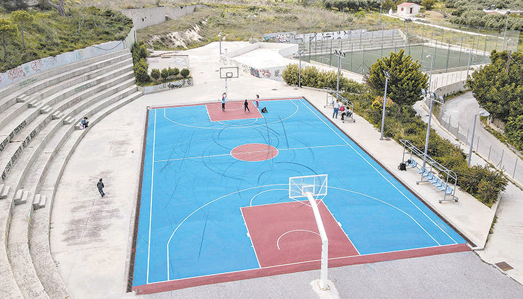 συντηρήσεις στα γήπεδα ποδοσφαίρου και μπάσκετ στον Κατσαμπά