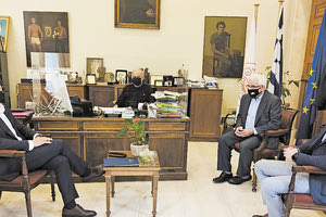 Ο κ. Αυγενάκης στην συνάντηση που είχε στον Δήμο Ηρακλείου