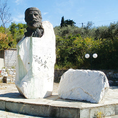 Το μνημείο στα Πλακάλωνα Κισσάμου, στον τόπο της ομαδικής εκτέλεσης τεσσάρων πατριωτών