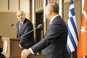 Ο Έλληνας υπουργός  Εξωτερικών Νίκος Δένδιας στην κοινή συνέντευξη τύπου προς τον Τούρκο ομόλογο του στην  Άγκυρα