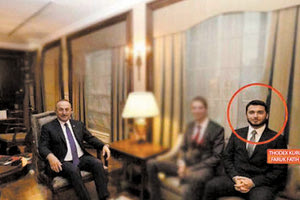 Ο «εγκέφαλος» της οικονομικής απάτης-«μαμούθ» σε παλαιότερα στιγμιότυπα στο γραφείο Μεβλούτ Τσαβούσογλου