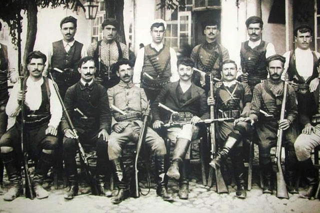 H φωτογραφία της ημέρας: 1905. Αγωνιστές που συμμετείχαν στο κίνημα Θερίσου με τον Βενιζέλο
