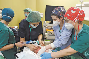 Οι άνθρωποι πίσω από την αεροδιακομιδή του βρέφους 36 ημερών