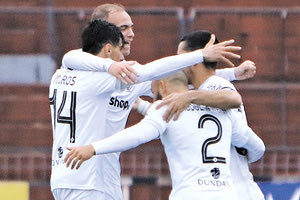 Οι παίκτες του ΟΦΗ πανηγυρίζουν τη μεγάλη νίκη