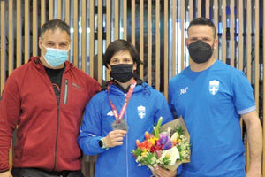 Η Μαρία Πρεβολαράκη με κρεμασμένο στο στήθος της, το αργυρό μετάλλιο από το Ευρωπαϊκό πρωτάθλημα πάλης της Βαρσοβίας