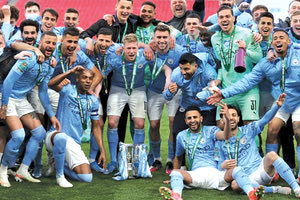 Οι παίκτες της Μαντσεστερ Σίτι πανηγυρίζουν την κατάκτηση του Λιγκ Καπ