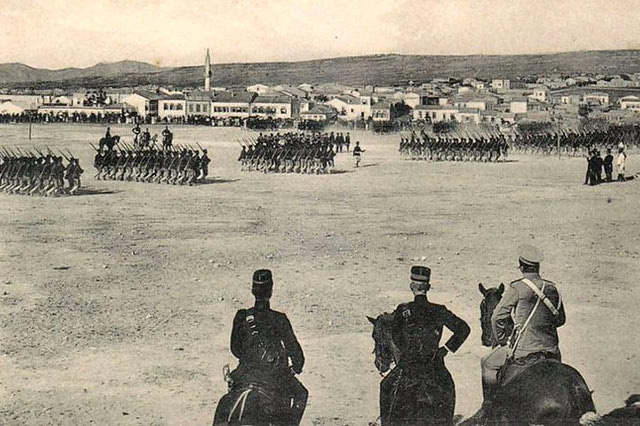 H φωτογραφία της ημέρας: 1908. Παρέλαση Κρητών πολιτοφυλάκων στο Πεδίο του Άρεως