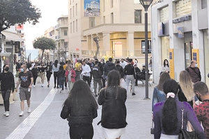 Αυξημένη κίνηση στο κέντρο του Ηρακλείου, που δεν θύμιζε σε τίποτα lockdown