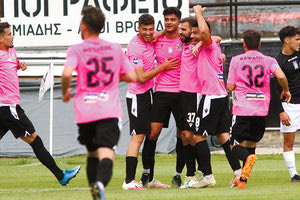 Πανηγυρίζουν οι παίκτες του ΟΦΙ στη Δράμα
