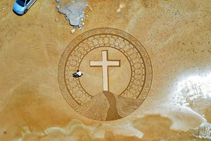 ΣΤΑΥΡΟΣ ΣΤΗΝ ΑΜΜΟ: Eικαστική παρέμβαση πραγματοποίησε ο κ. Σπύρος Λιανάκης στην παραλία των Κάτω Γουβών