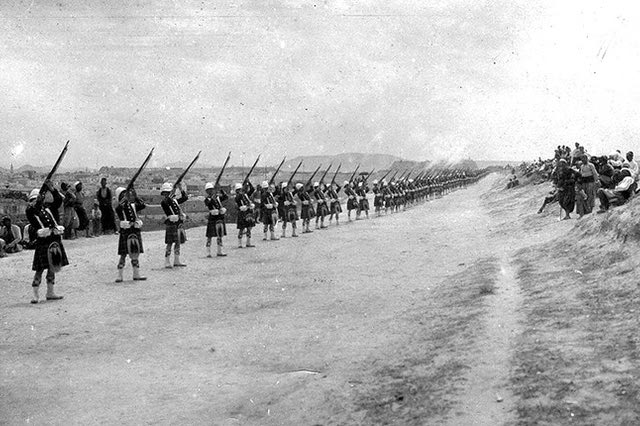 H φωτογραφία της ημέρας: Εγγλέζοι στρατιώτες στα τείχη του Ηρακλείου το 1897