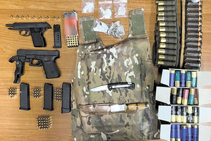 Τα όπλα και τα ναρκωτικά που βρέθηκαν από την Αστυνομία