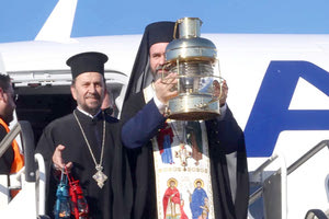 στην Ελλάδα το βράδυ της Ανάστασης το Άγιο Φως από τα Ιεροσόλυμα.