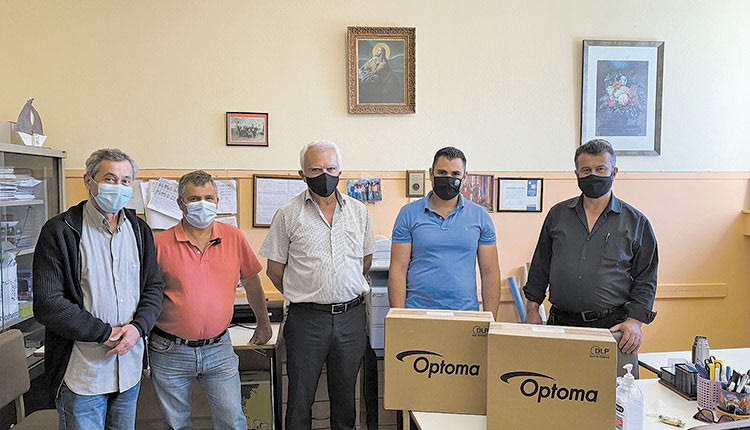 Παράδοση Προτζέκτορες Δημοτικό Νηπιαγωγείο Γέργερης