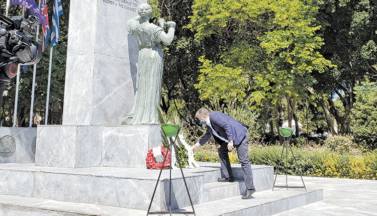 κατάθεση στεφάνων Αρναουτάκης