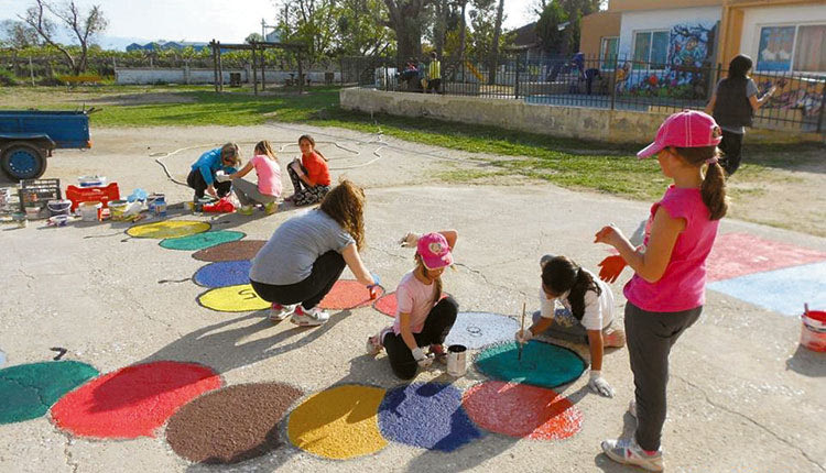 αλλάζοντας την αυλή του σχολείου