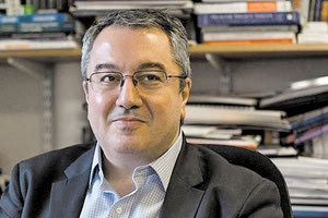 ο καθηγητής για την Πολιτική της Υγείας, Ηλίας Μόσιαλος