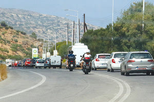 στον Βόρειο Οδικό Άξονα επι των κόμβων Αγίας Πελαγίας και Αχλάδας