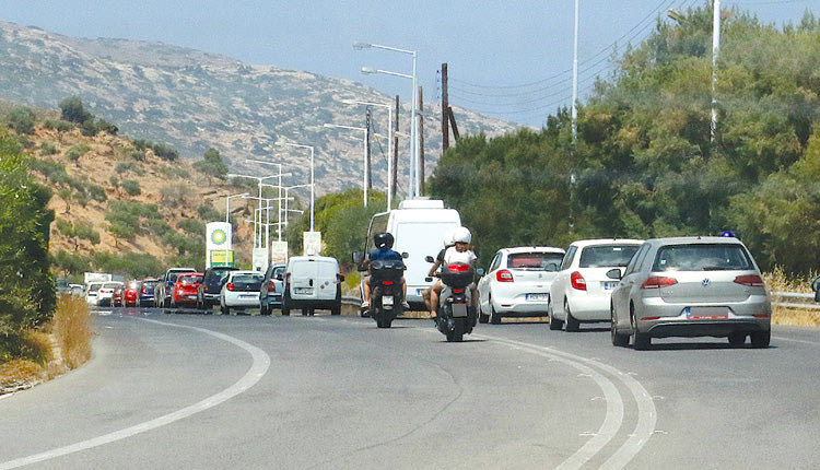 στον Βόρειο Οδικό Άξονα επι των κόμβων Αγίας Πελαγίας και Αχλάδας