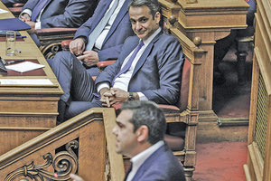 ο πρόεδρος του ΣΥΡΙΖΑ, Αλέξης Τσίπρας και ο πρωθυπουργός Κυριάκος Μητσοτάκης από την ολομέλεια της Βουλής