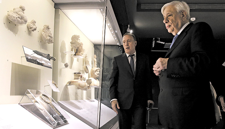 Ο πρώην Πρόεδρος της Δημοκρατίας κ.Παυλόπουλος θαυμάζει τους νέους θησαυρούς της = Κνωσού, κατά την έκθεση τους στο Μουσείο Κυκλαδικής Τέχνης