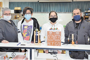 Οι Αστρινός Τσουτσουδάκης και Ιωάννης Τζαγκαράκης, Ανθή Κοσμά (Γυμνάσιο Γαζίου) και Δάφνη Σιδεράκη (Πρότυπο Γυμνάσιο Ηρακλείου Κρήτης)