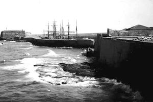 H φωτογραφία της ημέρας: 1908. Το λιμάνι του Ηρακλείου και ο Κούλες