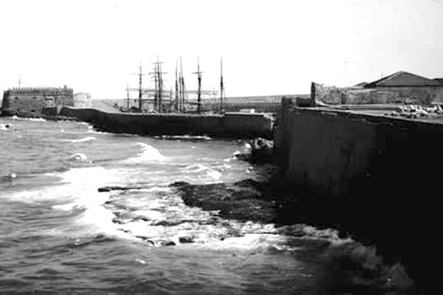 H φωτογραφία της ημέρας: 1908. Το λιμάνι του Ηρακλείου και ο Κούλες