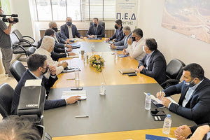 Ο Στέλιος Πέτσας σε συσκέψη με την ΠΕΔ Κρήτης